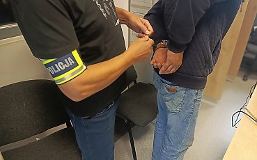 Włamanie, broń i narkotyki! Szokujące odkrycie w Brodnicy po kradzieży z gminy Książki