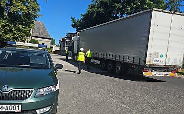 Ciężarówki pod lupą! Policja i służba celna zatrzymują podejrzane transporty