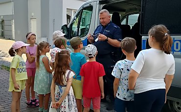 Radiowóz, kajdanki i ważne rady! Policjanci odwiedzili półkolonie w centrum Bydgoszczy