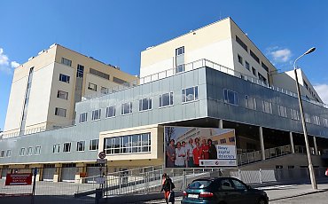 Szok przy Szpitalu Dziecięcym w Bydgoszczy! Rodzice zdenerwowani — brak miejsc do parkowania