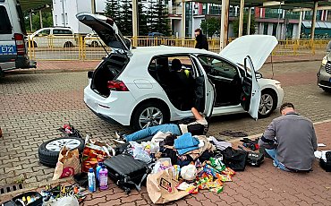 Wpadli z łupami na granicy! Policja z Bydgoszczy i Sępólna rozbiła gang włamywaczy [WIDEO]