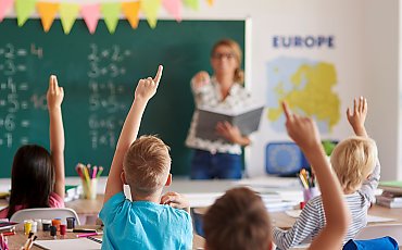 Emerytura nauczyciela: które rozwiązanie się opłaca? ZUS podpowiada!
