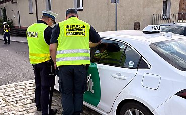 Nielegalni kierowcy aplikacji pod lupą! Policja ruszyła z kontrolami