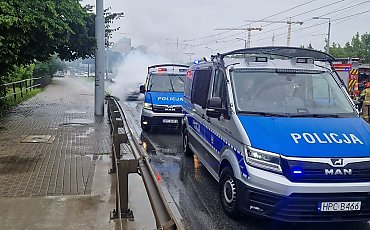 Płonące auto na Moście Pomorskim! Policjanci zareagowali błyskawicznie