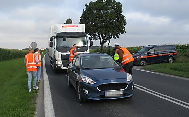 Stanęli na torach i rozdawali ulotki. Akcja „Bezpieczny piątek” w Cieślinie