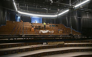 Żyrandole już wiszą, a sceny wciąż nie ma. Co dalej z rozbudową Teatru Polskiego?