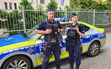 Dramat w lesie. Policjanci w ostatniej chwili uratowali życie 55-latkowi