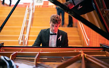 Chopin w sierpniowej odsłonie. Bartosz Skłodowski zagra w Szafarni