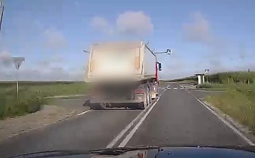 Szokujący manewr ciężarówki w powiecie nakielskim. Kierowca mógł doprowadzić do tragedii
