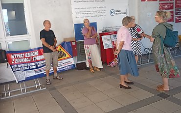 Protesty w sprawie nowego przedmiotu w szkołach. Rodzice pod kuratorium