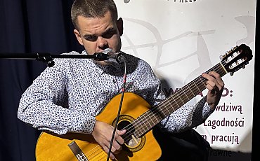 Niewidomy artysta w Światłowni: Roland Świstek czaruje głosem już w piątek!