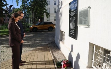 Pamięć o bohaterach Polskiego Państwa Podziemnego w Bydgoszczy – kto złożył kwiaty pod tablicą?
