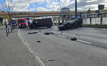 Dachowanie na ul. Jagiellońskiej - zderzenie osobówki z furgonem paraliżuje ruch