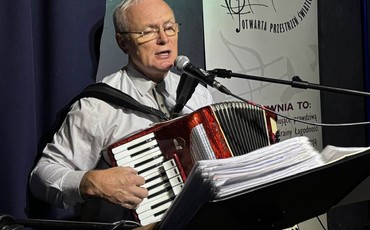 Bydgoska Światłownia zaprasza na patriotyczne śpiewanie z Leszkiem Basińskim!