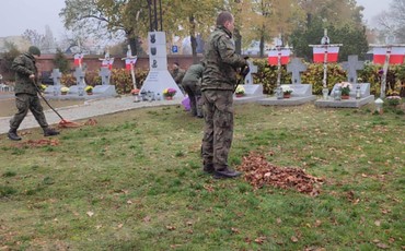 Bydgoscy Patrioci sprzątają cmentarz przed Świętem Niepodległości!