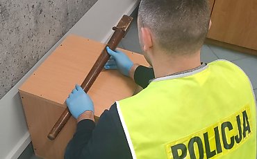 Spacerował po mieście z nogą od stołu i odgrażał się mieszkańcom