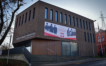 Ojcowie Niepodległości na bydgoskiej scenie: fascynująca lekcja historii na fasadzie IPN!