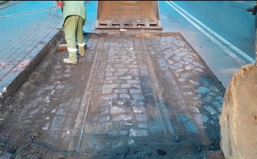 Niezwykłe odkrycie na ul. Kordeckiego: stare tory tramwajowe ujrzały światło dzienne!