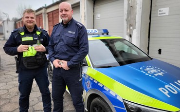 Policjanci z Świecia ratowali kierowcę z rowu! Kierowca podziękował