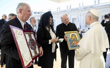 Bydgoska uczelnia z najwyższym medalem dla Papieża! Co kryje się za tym gestem?