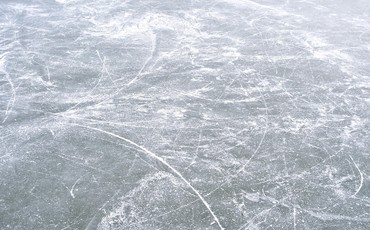 Dramatyczne chwile na Kanale Bydgoskim: lód załamał się pod dziećmi!