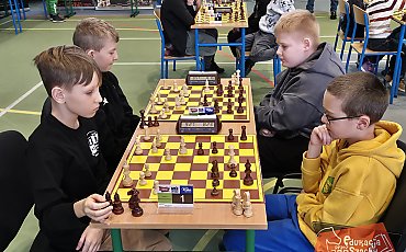 Szach-mat dla weekendu przed ekranami! Aż 114 młodych szachistów wzięło udział w intelektualnych zmaganiach w Ostromecku