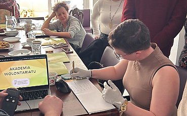 Jak widzi osoba z jaskrą i jak się czuje chorujący na Parkinsona? Na wyjątkowe szkolenie zaprosiła Fundacja Bezpieczny Świat