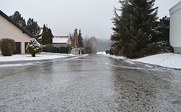 Lodowisko zamiast czarnej jezdni. Czy drogowcy zapomnieli o mieszkańcach Miedzynia i Prądów? 