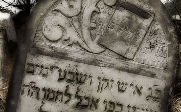 Niekończąca się lista imion i odłamki mogił. Dziś obchodzimy Międzynarodowy Dzień Pamięci o Ofiarach Holokaustu