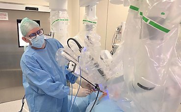 Dwa precyzyjne cięcia zamiast pięciu. Pierwsza taka operacja w regionie, a może i w całej Polsce!