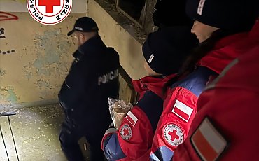 Ciepłe napoje, gorąca zupa i kanapki.  PCK zaprasza i gości u potrzebujących