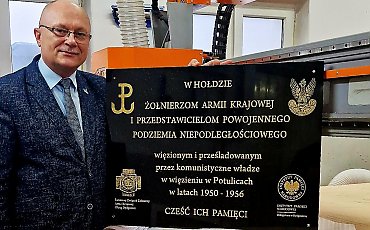 Tablica Pamięci Żołnierzy Armii Krajowej zawiśnie na murze więzienia w Potulicach