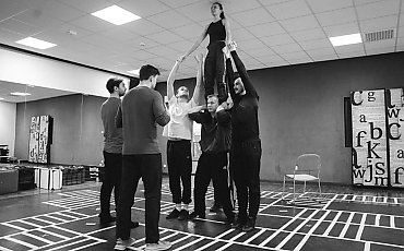 „Dżuma” opowiedziana muzyką i ruchem. Teatr Kameralny w Bydgoszczy zaprasza na premierę spektaklu