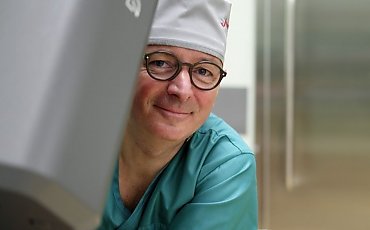 Doświadczenie na miarę 1000 operacji! Prof. Tomasz Drewa ze Szpitala Jurasza wykonał jubileuszowy zabieg