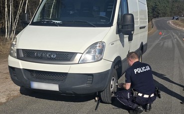 Policyjny duet bohaterów ratuje kierowcę na autostradzie!