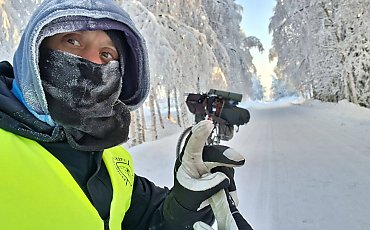 Przemierza świat od bieguna do bieguna, by pomóc dzieciom! Grzegorz Stenka pozdrawia ze szlaku i prosi o wsparcie