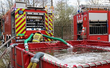 Duży pożar w Bydgoszczy. Paliły się butle z gazem technicznym
