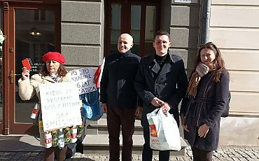 Jak nie utonąć w śmieciach? Konfederacja bije na alarm... i przynosi butelki pod biuro polityka