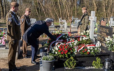  Kwiaty i pamięć na lokalnych cmentarzach. Region oddaje hołd ofiarom katastrofy smoleńskiej