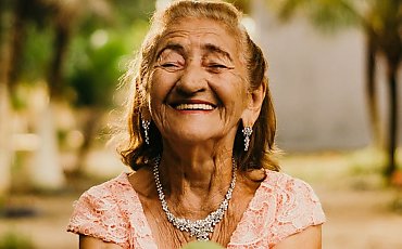 Blisko 7 tys. zł za 100 lat życia. Co zrobić, by otrzymać świadczenie honorowe?