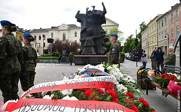 Bydgoszcz czci 81. rocznicę zakończenia II wojny światowej.  Uroczystości i specjalny film od IPN