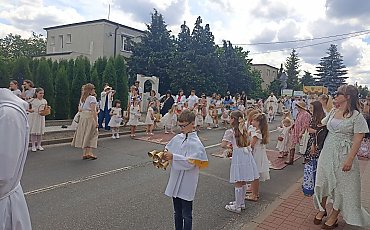 „Oto Ja jestem z wami przez wszystkie dni, aż do skończenia świata". Ulicami miast przeszły dziś procesje Bożego Ciała