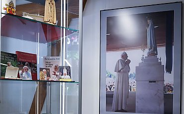 Codzienne przedmioty i osobiste pamiątki. Klub Inteligencji Katolickiej zaprasza na wyjątkową wystawę o czterech papieżach 