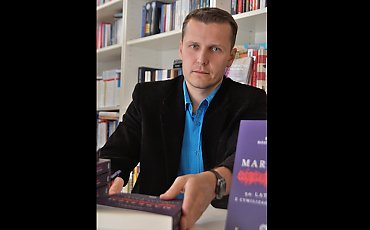 [MIĘDZY WIERSZAMI] Czy marksizm wrócił do szkoły? Wideofelieton o książce Dariusza Rozwadowskiego