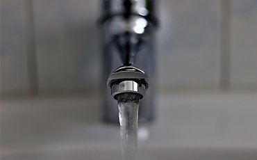 Ołów w wodzie w gminie Osielsko. Sanepid: najnowsze próbki są w normie, ale postępowanie trwa