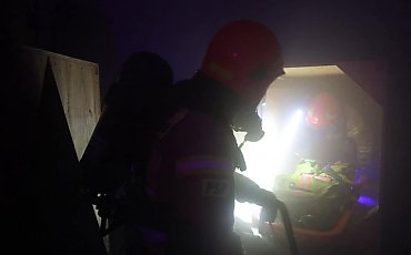 Nocny pożar w bydgoskiej kamienicy. Ranny mężczyzna trafił do szpitala