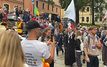 „Lekki plecak i wytrwałość”. Bydgoscy pielgrzymi ruszyli na Jasną Górę