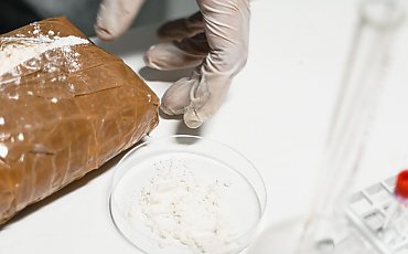 Policyjne uderzenie w narkobiznes w Bydgoszczy. Zabezpieczono kilkadziesiąt kilogramów narkotyków