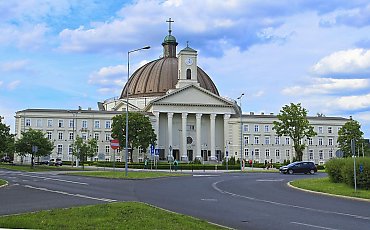 Tu dobro nie kończy się na słowach. Bazylika Pomaga zaprasza wolontariuszy