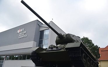 Dyrektor Muzeum Wojsk Lądowych zrezygnował. Wcześniej prokuratura skierowała przeciwko niemu akt oskarżenia